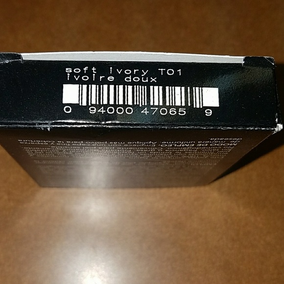 Firm price Avon Smooth Minerals Pressed Foundation-Soft Ivory - Picture 2 of 6